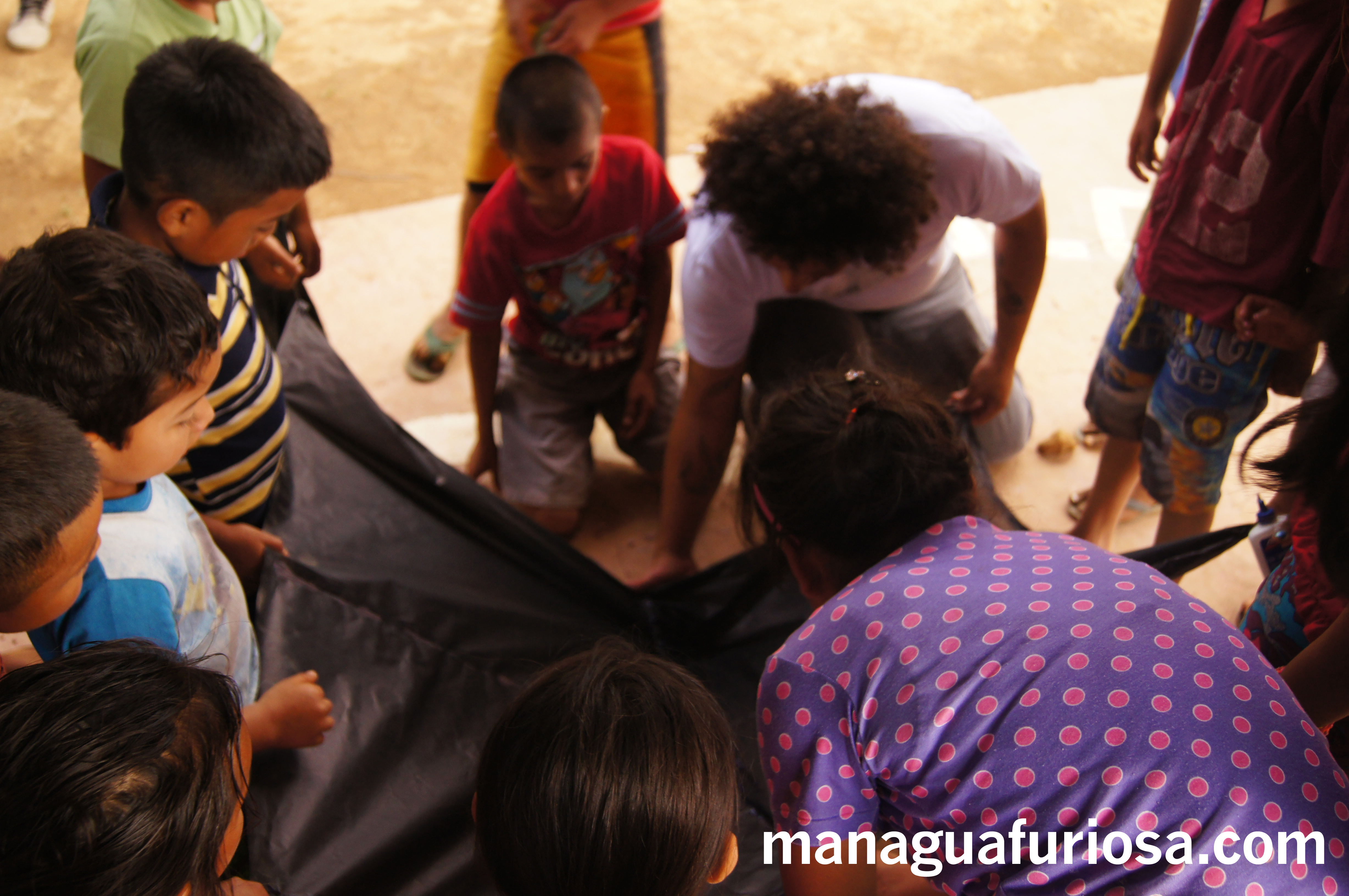 Veinti3 presenta A Cargo