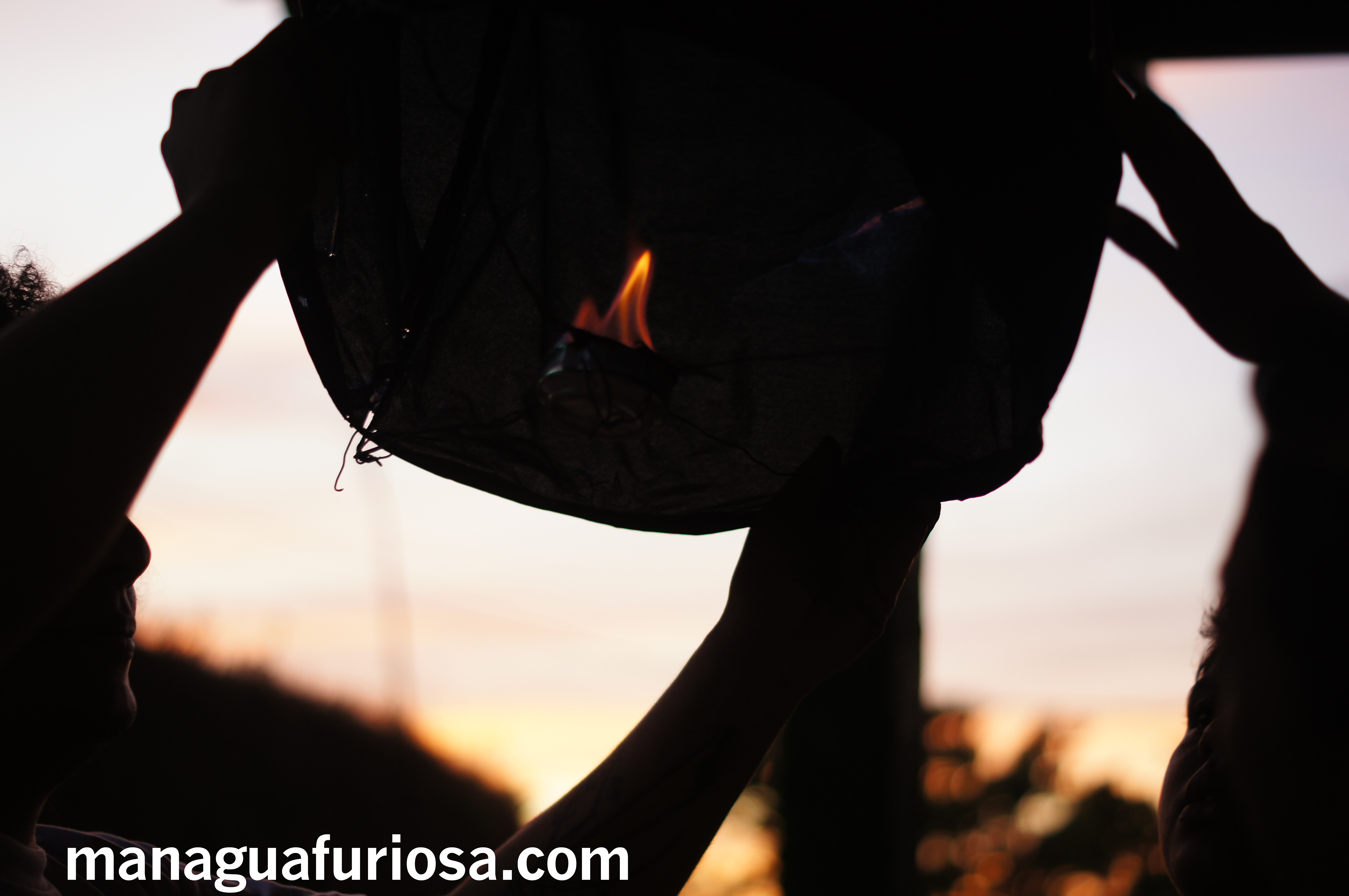 Veinti3 presenta A Cargo