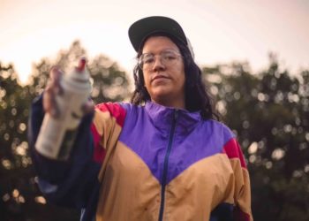 Una Eva entre el foliaje urbano