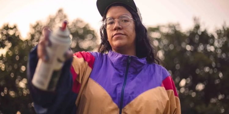 Una Eva entre el foliaje urbano