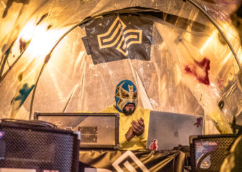 El dj Vampiro Sabanero llevó la cumbia a la población que se congregó frente al Ministerio Público y la Plaza Central en conjunto con La Bienal en Resistencia