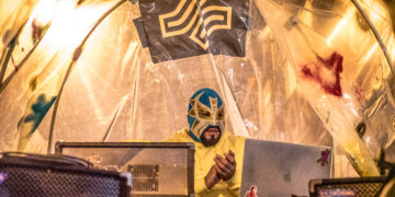 El dj Vampiro Sabanero llevó la cumbia a la población que se congregó frente al Ministerio Público y la Plaza Central en conjunto con La Bienal en Resistencia