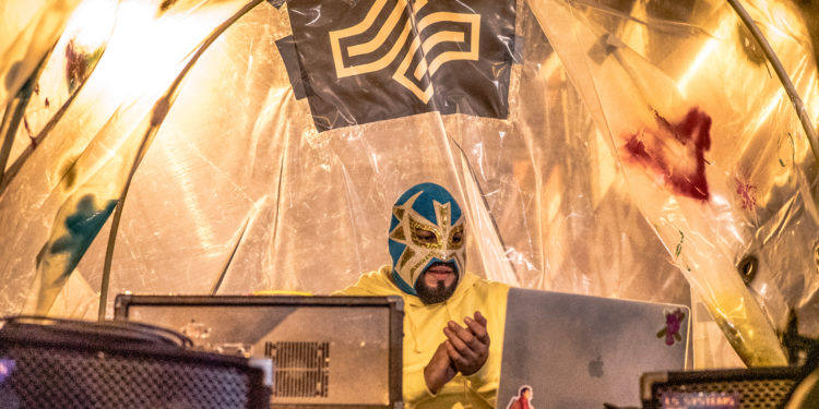 El dj Vampiro Sabanero llevó la cumbia a la población que se congregó frente al Ministerio Público y la Plaza Central en conjunto con La Bienal en Resistencia