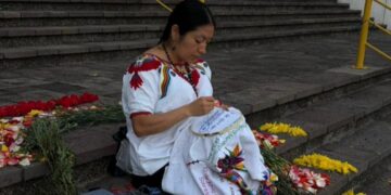 El hilo del despojo: Nanci Sinto y el huipil que borda la injusticia